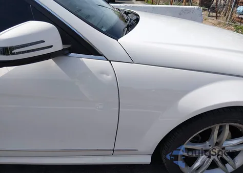 2013 Mercedes-Benz C 250 Sport z USA, uszkodzony, nr VIN WDDGF4HB7DA870313